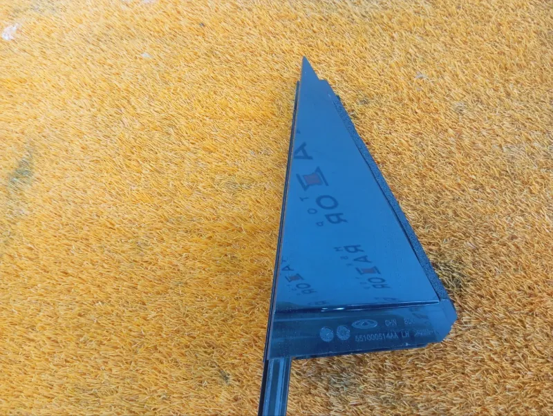 Направляющая стекла двери