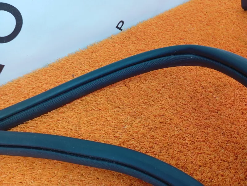 Уплотнитель проема двери