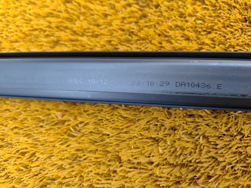 Уплотнитель стекла двери