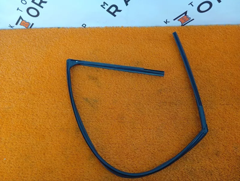 Уплотнитель стекла двери