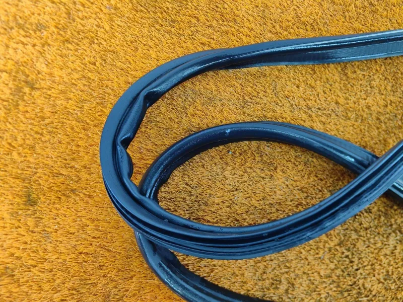 Уплотнитель багажника