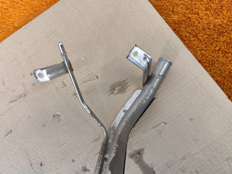 Горловина топливного бака