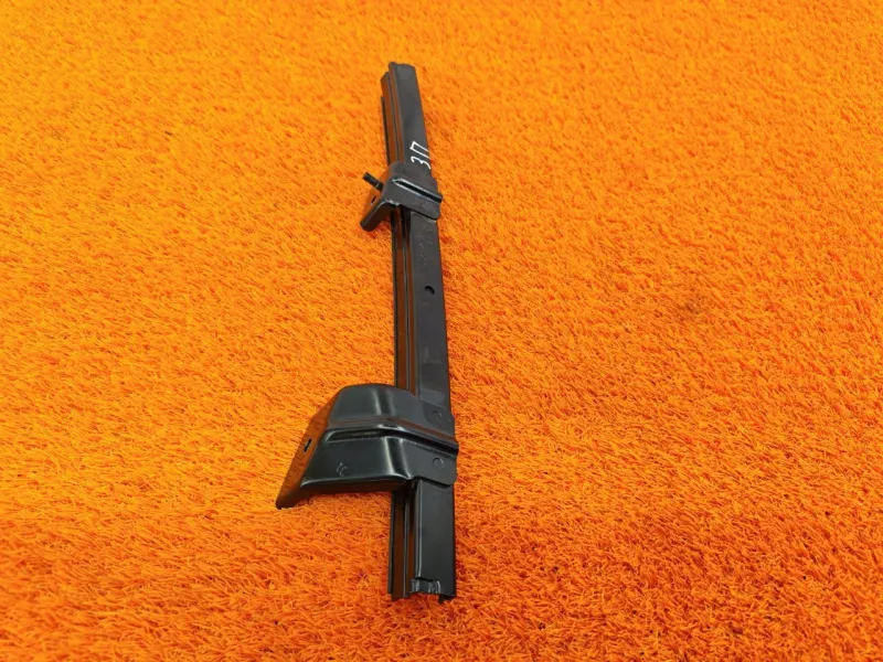 Направляющая стекла двери