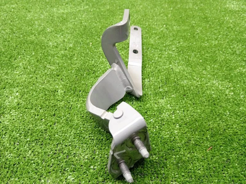 Петля двери багажника