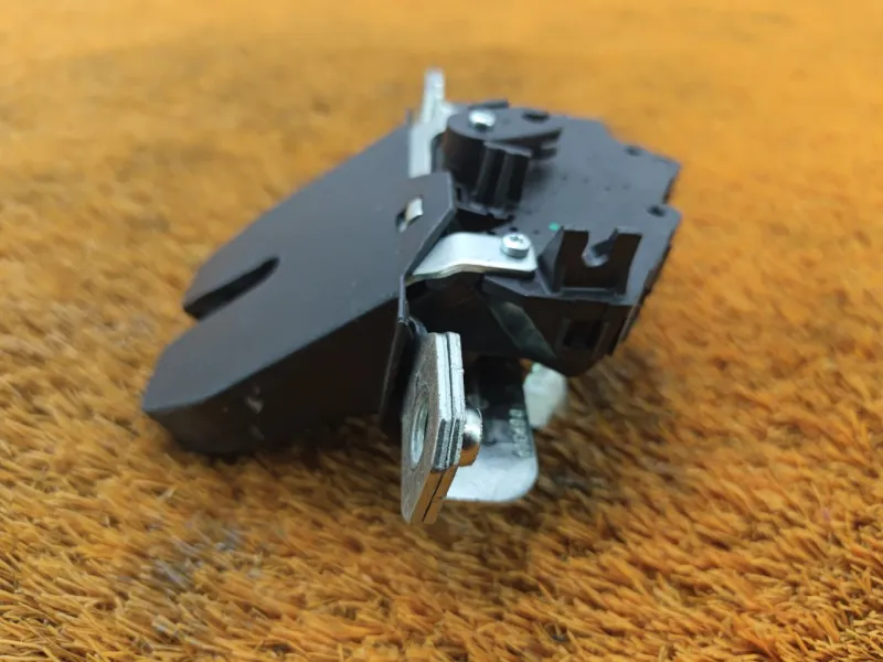 Замок багажника