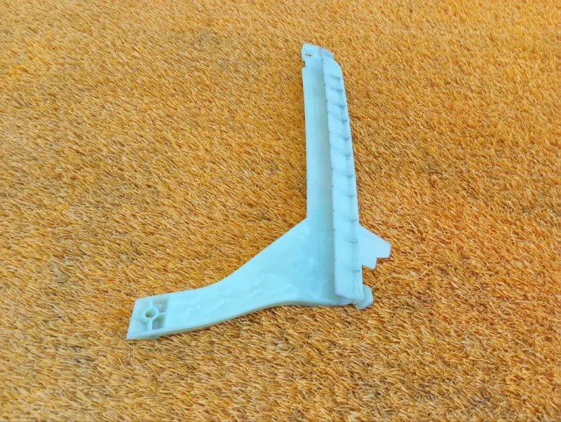 Направляющая стекла двери