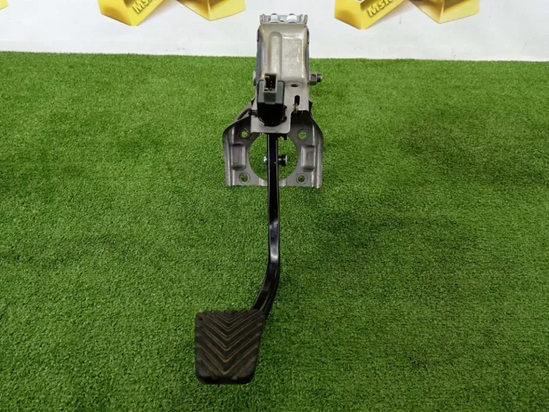 Педаль сцепления