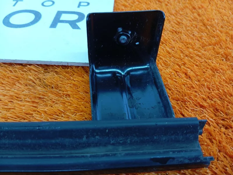 Направляющая стекла двери