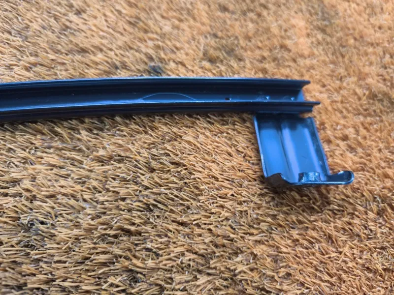 Направляющая стекла двери