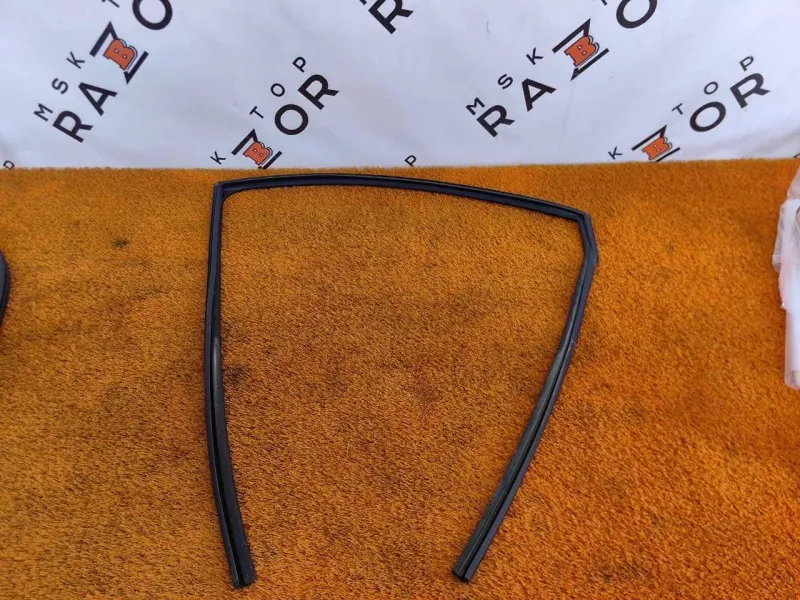 Уплотнитель стекла двери