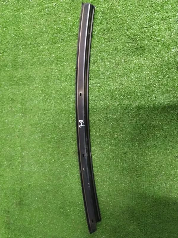 Направляющая стекла двери