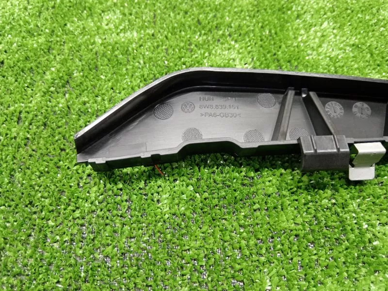 Кронштейн уплотнителя двери