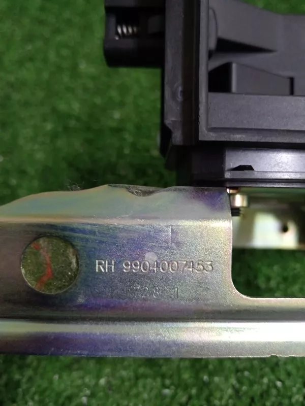 Кронштейн шторки багажника