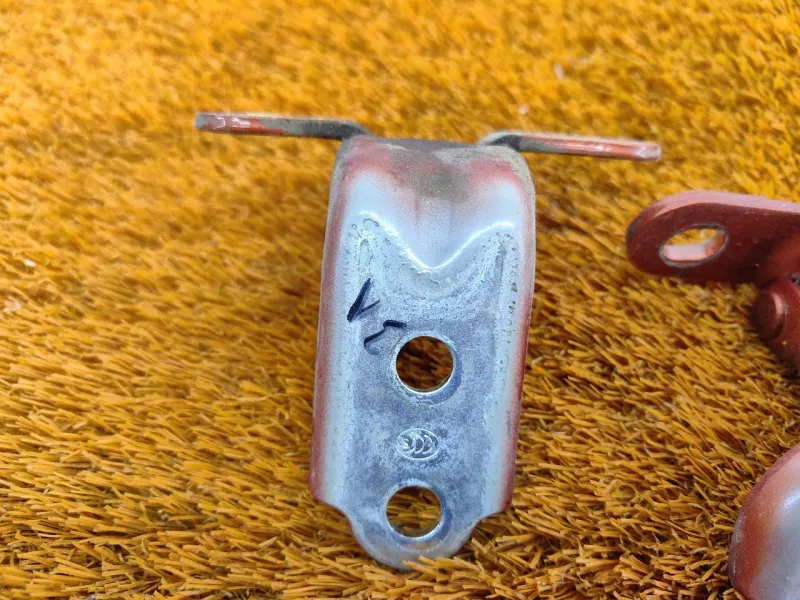 Петля двери