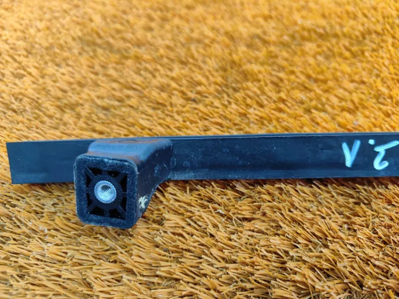 Направляющая стекла двери