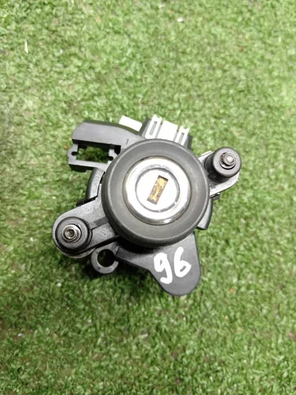 Личинка замка багажника