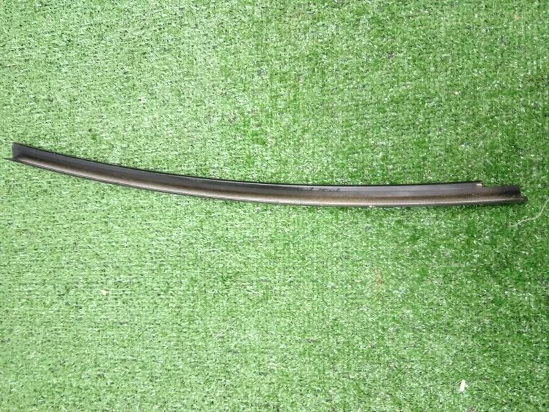 Направляющая стекла двери