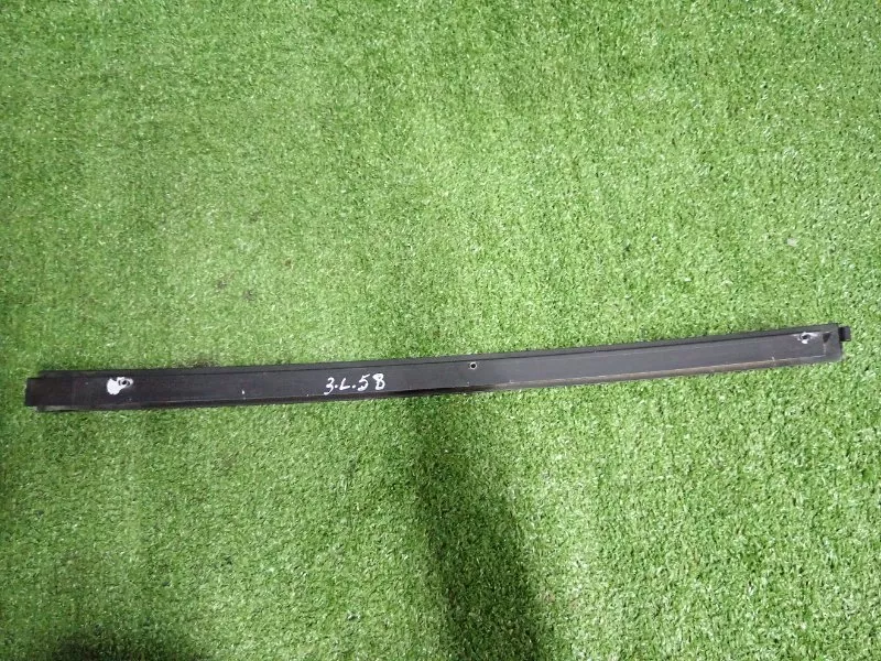 Направляющая стекла двери