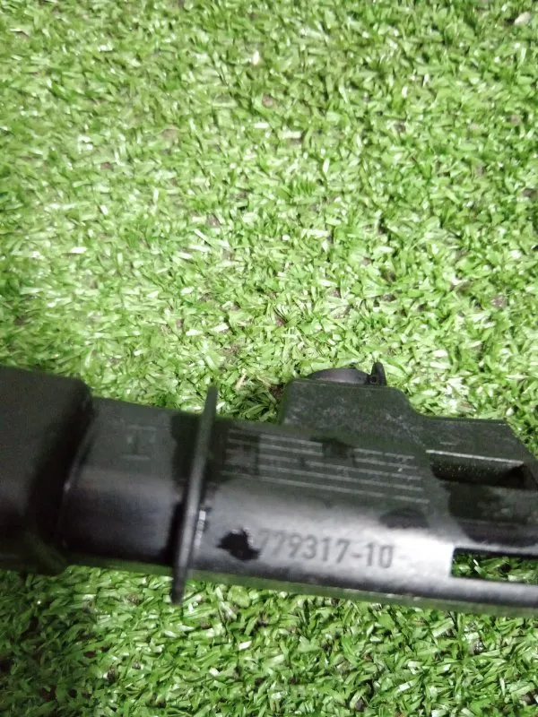 Направляющая стекла двери