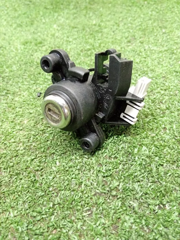 Личинка замка багажника