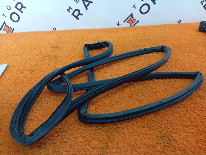 Уплотнитель проема двери