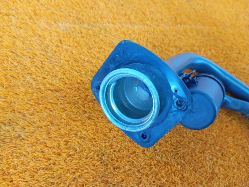 Горловина топливного бака