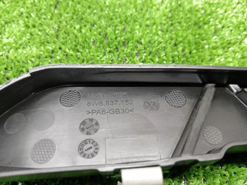 Кронштейн уплотнителя двери