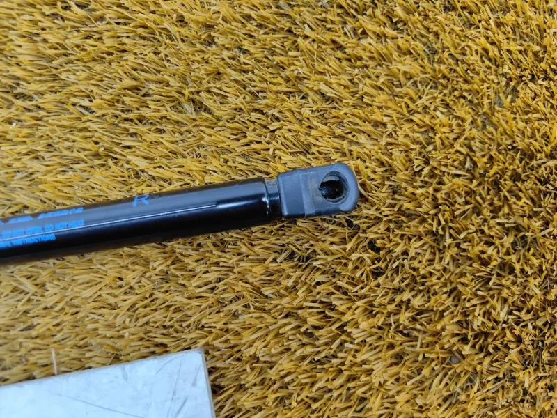 Амортизатор крышки багажника