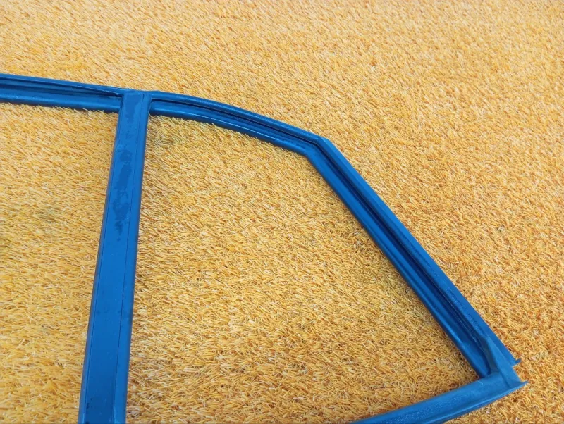 Уплотнитель стекла двери