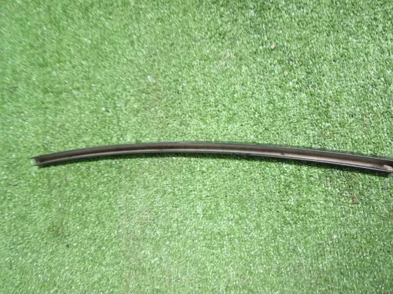 Направляющая стекла двери