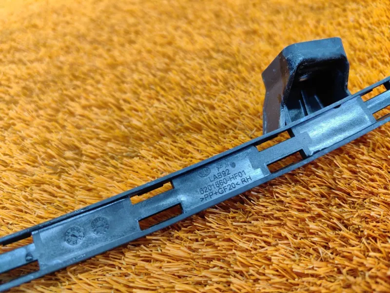 Направляющая стекла двери