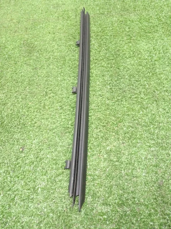 Направляющая стекла двери