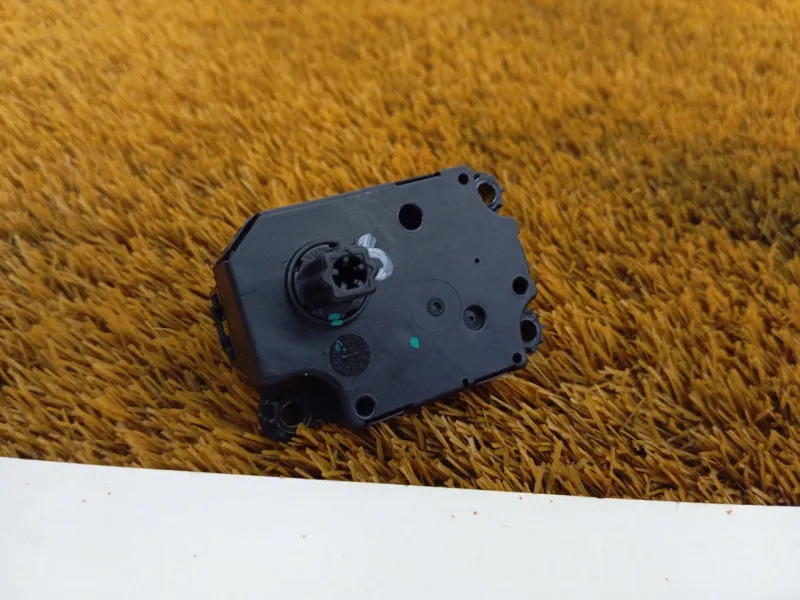 Моторчик заслонки печки