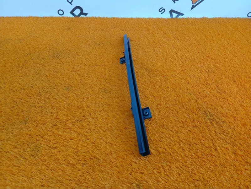 Направляющая стекла двери