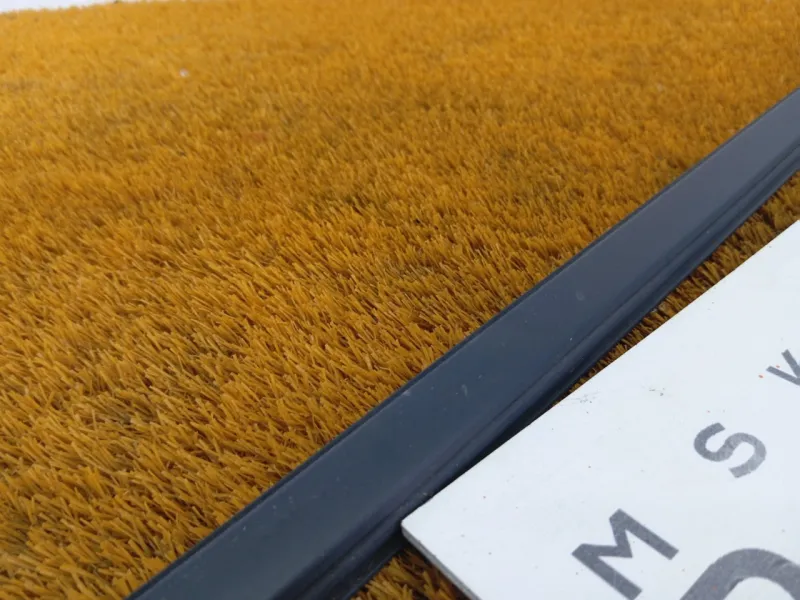 Уплотнитель стекла двери