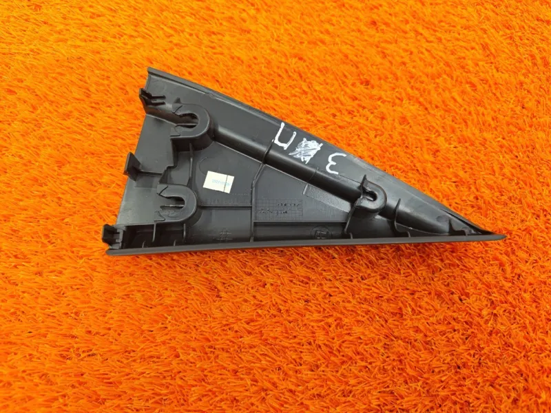 Уголок двери