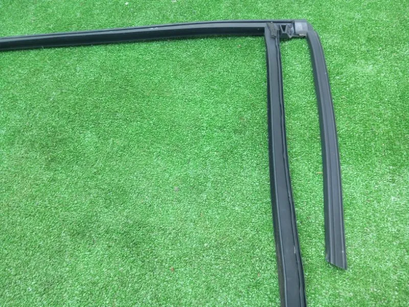 Уплотнитель стекла двери