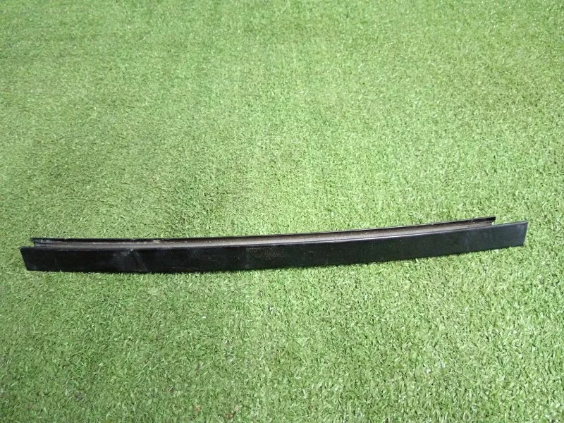 Направляющая стекла двери