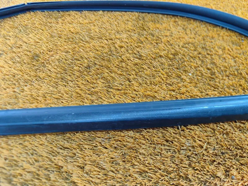 Уплотнитель стекла двери