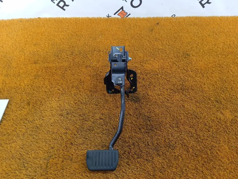 Педаль тормоза