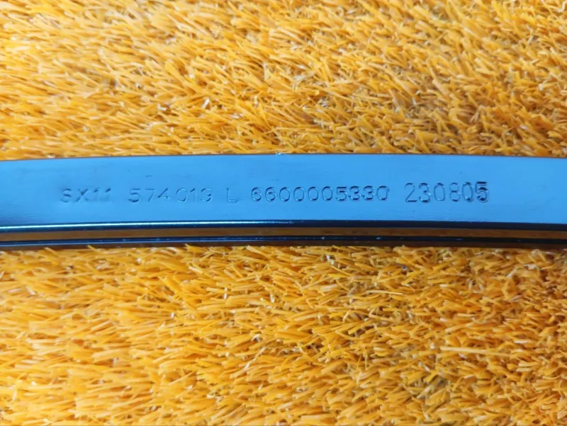 Направляющая стекла двери