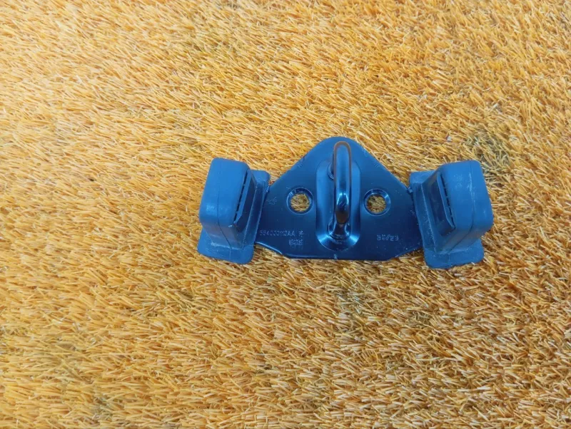 Ответная часть замка багажника