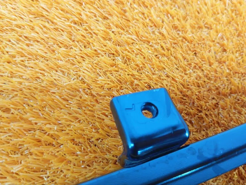 Направляющая стекла двери