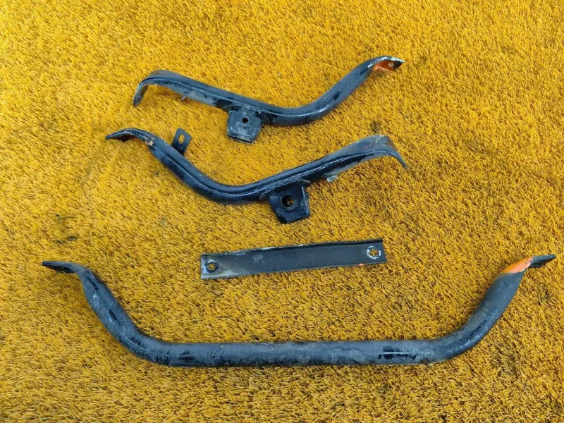 Крепление топливного бака