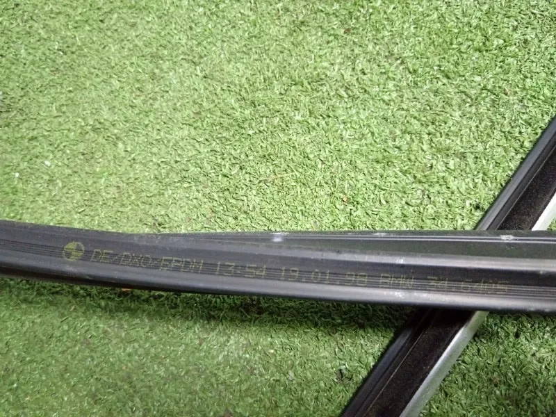 Уплотнитель стекла двери