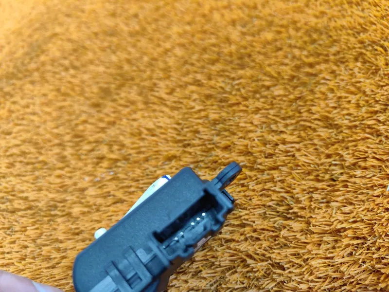 Сервопривод заслонок печки