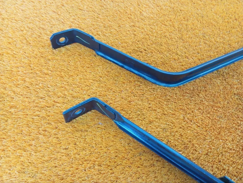 Крепление топливного бака