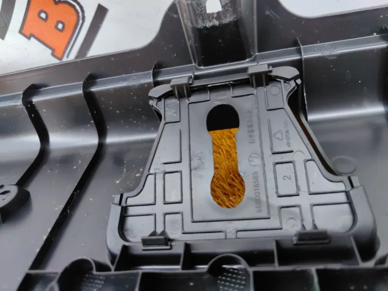 Накладка замка багажника