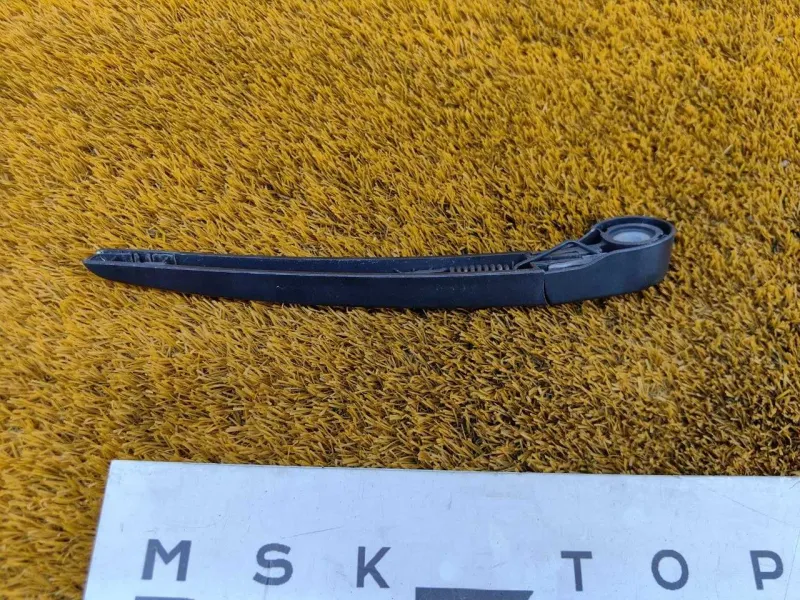 Поводок стеклоочистителя багажника