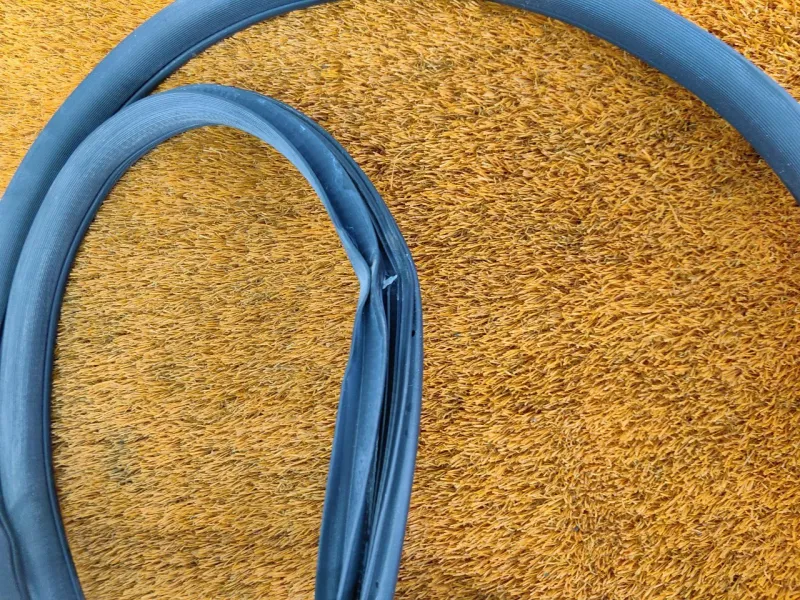 Уплотнитель проема двери